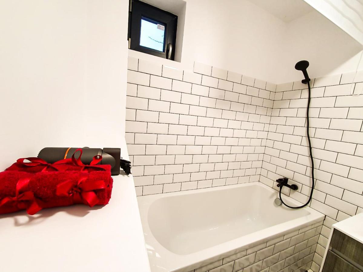 Urban Retreat: Industrial Chic 1Br Ap - Heart Of Bucharest Apartment Exterior photo